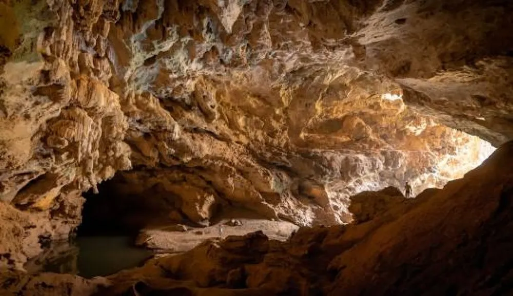 Tham Xieng Liab, grotte au pied d’une falaise calcaire de 300 m, Boucle de Thakhek