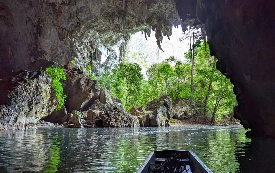 นั่งเรือหางยาวลอดถ้ำกองลอ แม่น้ำใต้ดินยาว 7.5 กม. ลาว
